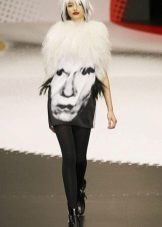 Robe courte en noir et blanc avec fourrure ornée d'un portrait imprimé