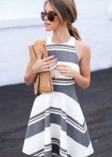 Robe blanche et grise à rayures