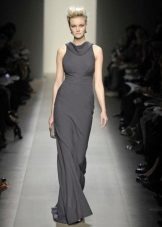 Robe avec un col au sol