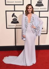 Robe avec un décolleté profond fermé