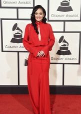 Robe avec une encolure profonde dans le sol