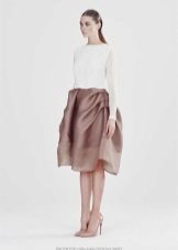 Robe de printemps avec jupe tulipe