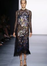 Robe avec une grande fleur de printemps