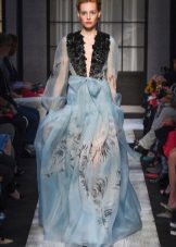 Robe de printemps en mousseline au sol avec manches