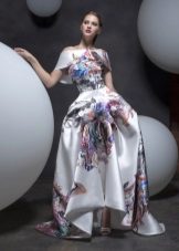 Robe de printemps dans le sol avec une jupe fantaisie