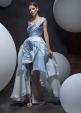 Robe de printemps dans le sol avec une jupe fantaisie
