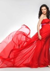 Robe rouge pour femme enceinte