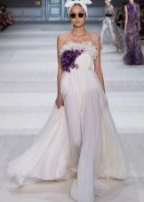 Vestido de noite com uma flor de tecido