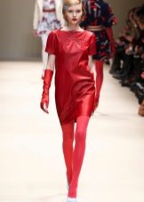 Collants sous une robe en cuir