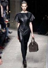 Queue sous la robe en cuir