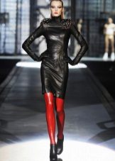 Collants sous une robe en cuir
