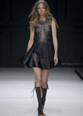Collants corps sous une robe en cuir