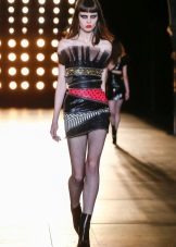 Bottes sous une robe en cuir