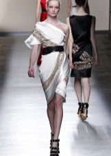 Vol en robe courte grecque