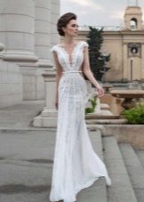 Robe de mariée d'été en dentelle avec un décolleté