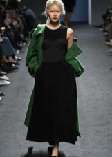 Robe d'automne dans le sol d'une silhouette avec un manteau