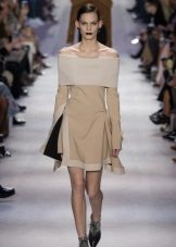 Robe sans bretelles à manches basses