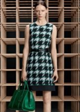 Robe avec pieds de corbeaux noirs et verts sur fond blanc