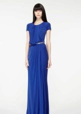 La robe en jersey est bleue au sol
