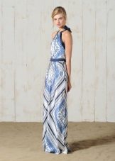 Robe de foulards en soie dans un sol d'été