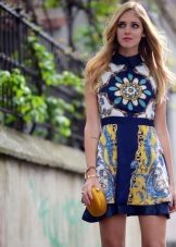 Robe de foulards courts avec un col