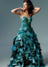 Robe faite de morceaux de papier