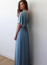 Robe longue bleue avec une coupe au dos et des manches courtes