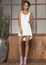Robe courte à volants avec ourlet asymétrique