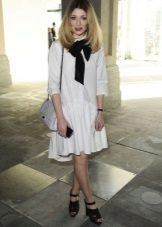 Robe blanche avec jupe ample taille basse