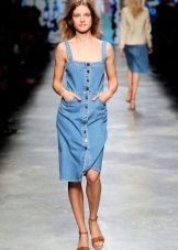 Robe en jean, robe de la longueur moyenne sur les boutons