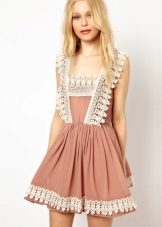 Robe d'été en dentelle beige