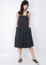 Robe robe d'été avec une jupe ample sur le corps nu
