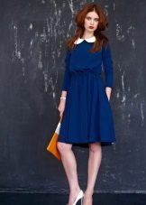 Robe en laine à col blanc