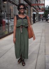 Robe de style militaire pour femme avec une figure rectangulaire et un ventre qui se démarque