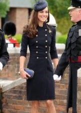Robe noire de style militaire avec une double rangée de boutons sur la poitrine