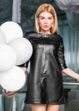 Robe courte en cuir éco noire