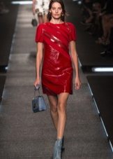 Robe en similicuir rouge avec incrustations