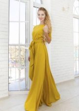 Robe en crêpe de moutarde au sol