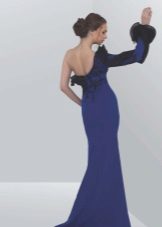 Robe à dos ouvert avec une manche