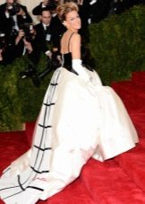 Longue robe de soirée moelleuse sur les bretelles dans le style des années 60