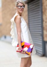 Robe blanche dans le style des années 60
