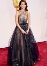 Longue robe de soirée dans le style des années 60 en dentelle et organza