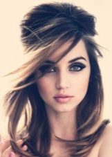 Coiffure et maquillage dans le style des années 60