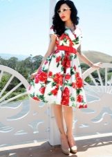 Robe avec une jupe moelleuse dans le style des années 60