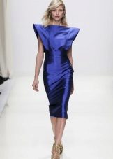 Robe dans le style des années 80 avec de larges épaules en satin