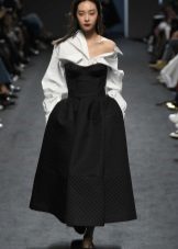 Camisa ao vestido preto ao chão