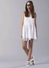 Sandales sur la plateforme pour une robe courte