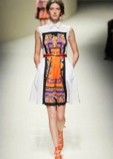 Accessoires orange pour une robe d'été courte