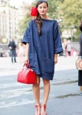 Chaussures rouges et sac à une robe courte