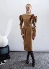 Collants noirs à la robe beige